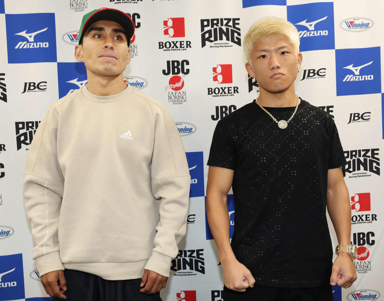 予備検診を終えて写真に納まるダニエル・バラダレス（左）と重岡銀次朗（撮影・丹羽敏通）