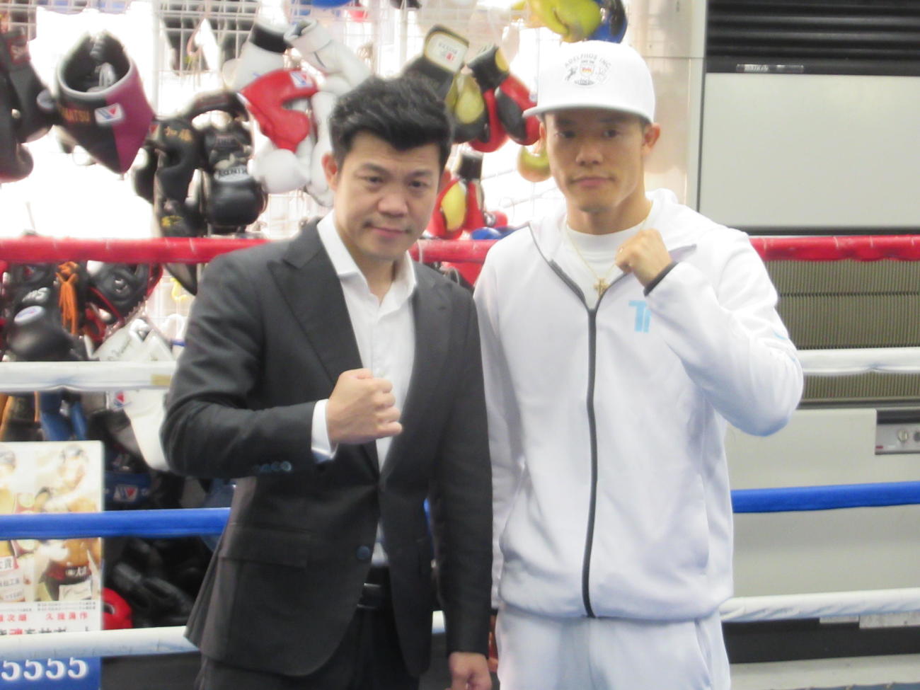 試合に向けてポーズを決める亀田和毅（右）と興毅ファウンダー（撮影・実藤健一）