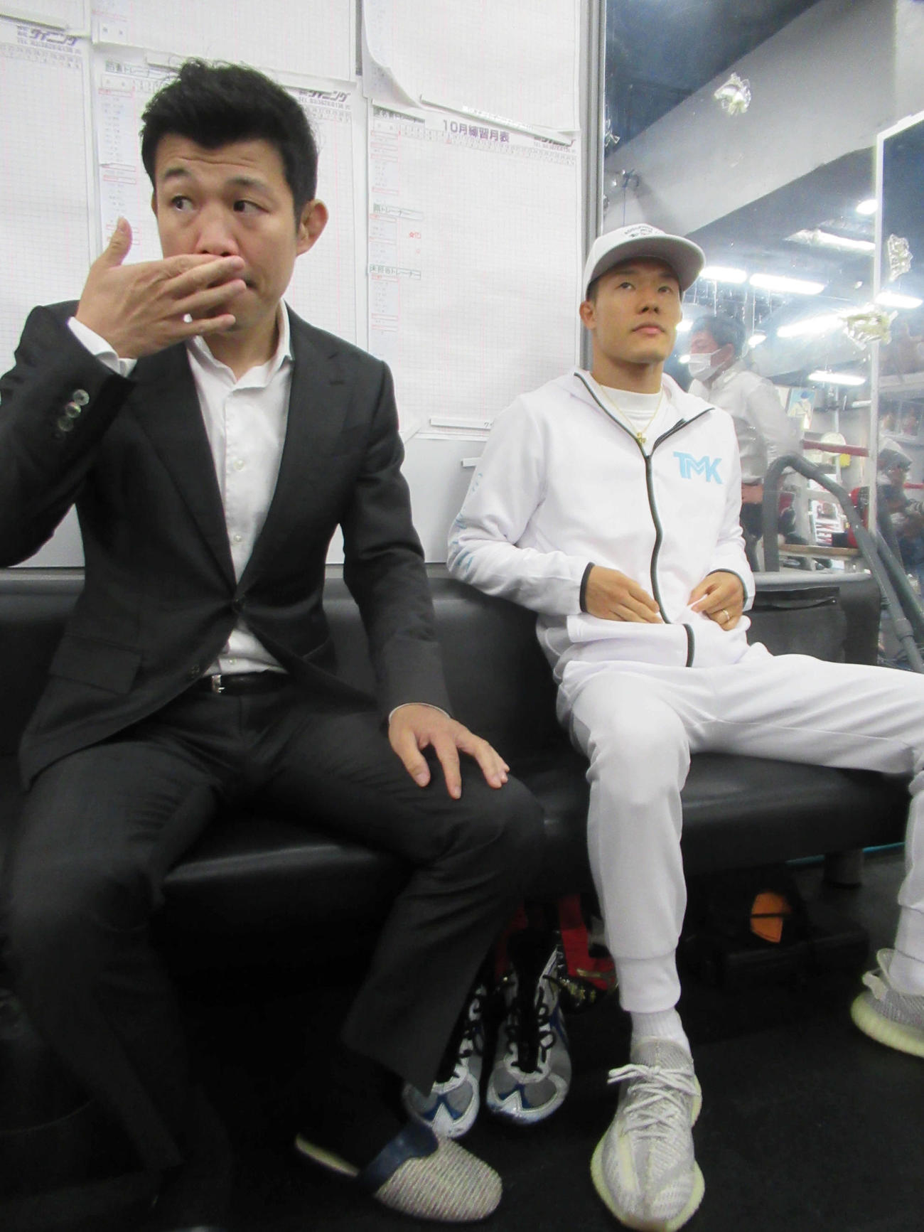 試合に向けて会見した亀田和毅（右）と興毅ファウンダー（撮影・実藤健一）