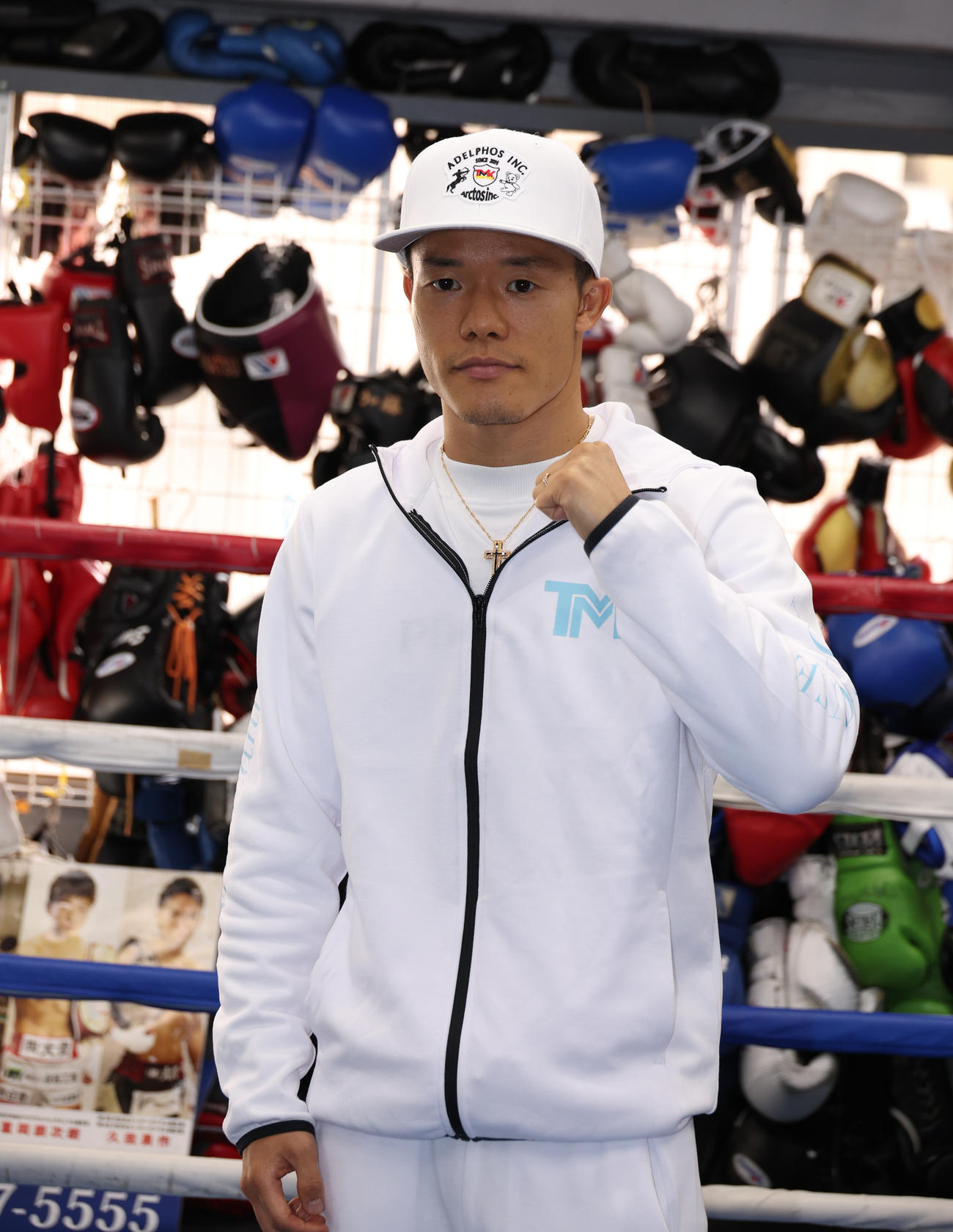 ファイティングポーズする亀田和毅（撮影・中島郁夫）