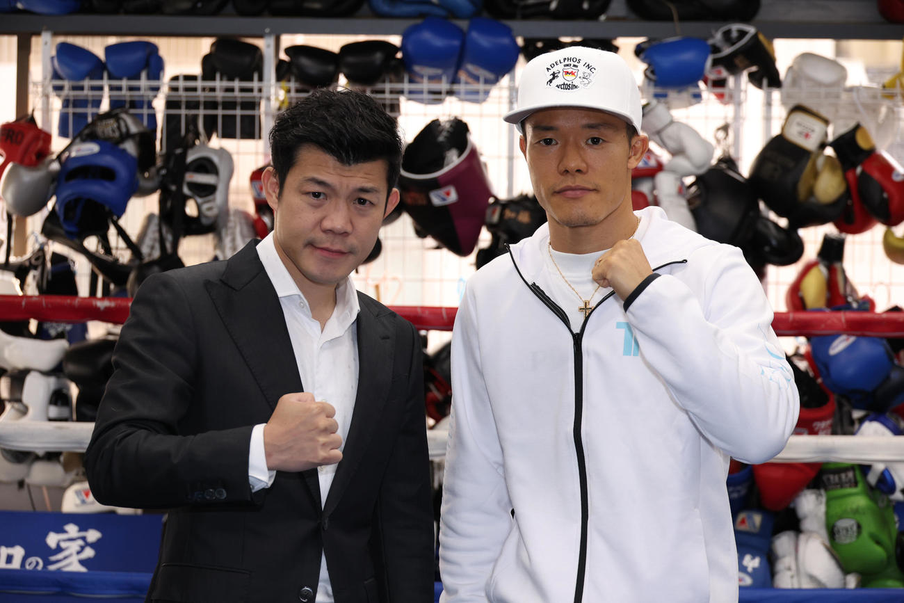 ファイティングポーズする亀田和毅。左は亀田興毅ファウンダー（撮影・中島郁夫）