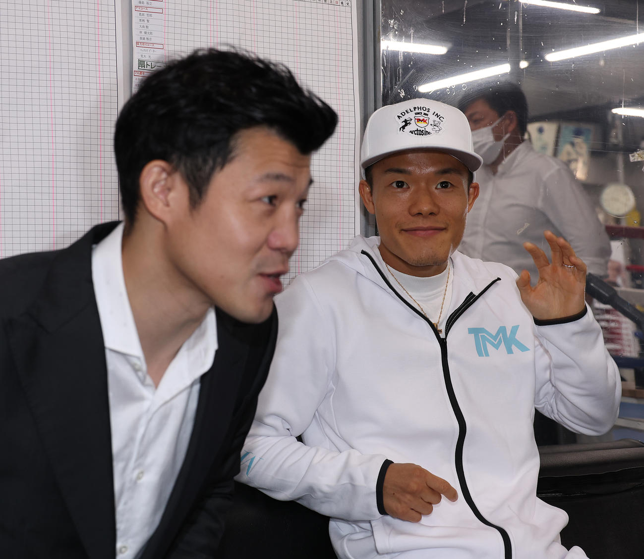 会見を行う亀田和毅。左は亀田興毅ファウンダー（撮影・中島郁夫）