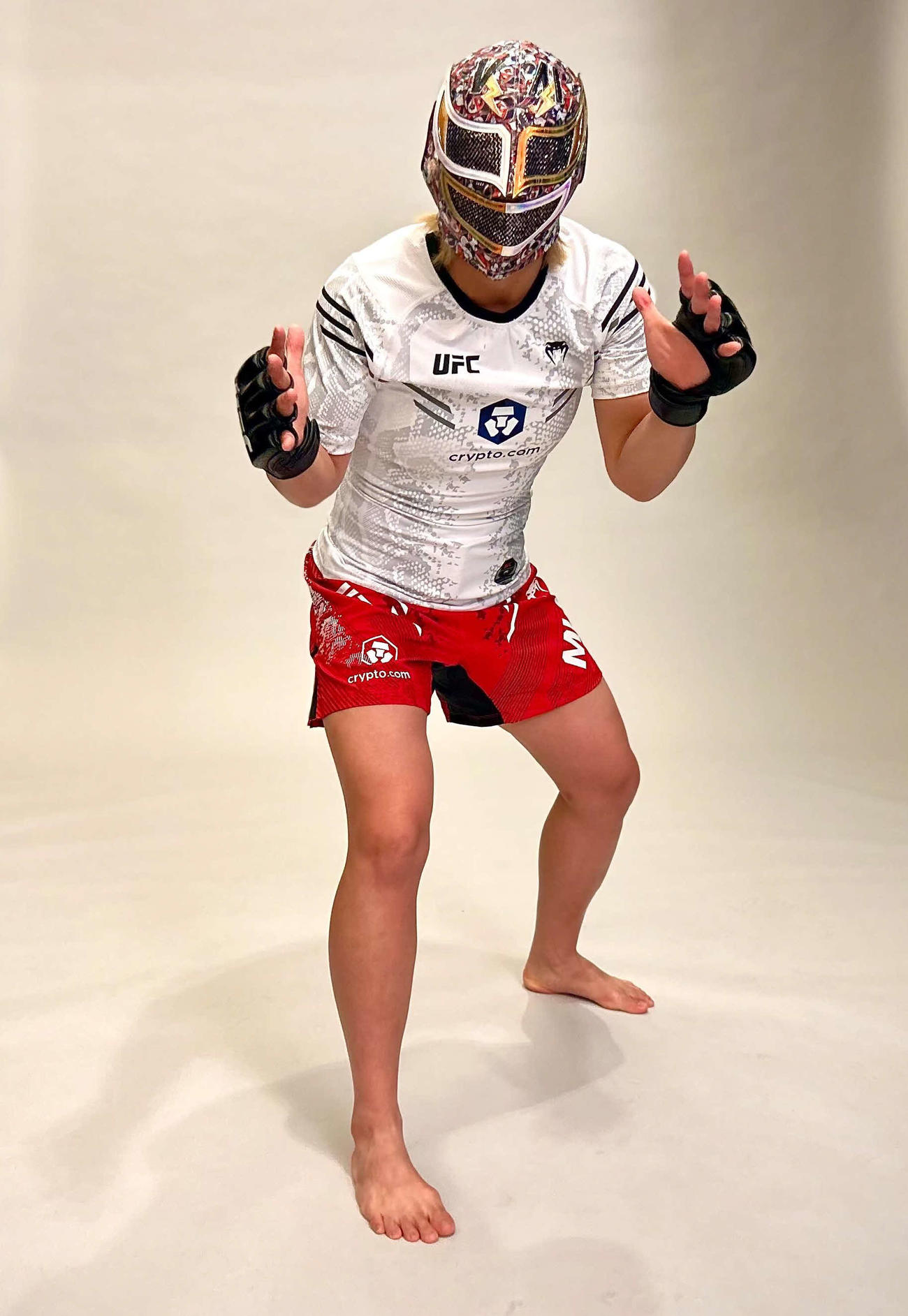 桜庭和志も公認する新調したカナコマシンマスク姿で写真撮影に応じるUFCの村田夏南子（C）Zuffa LLC／UFC