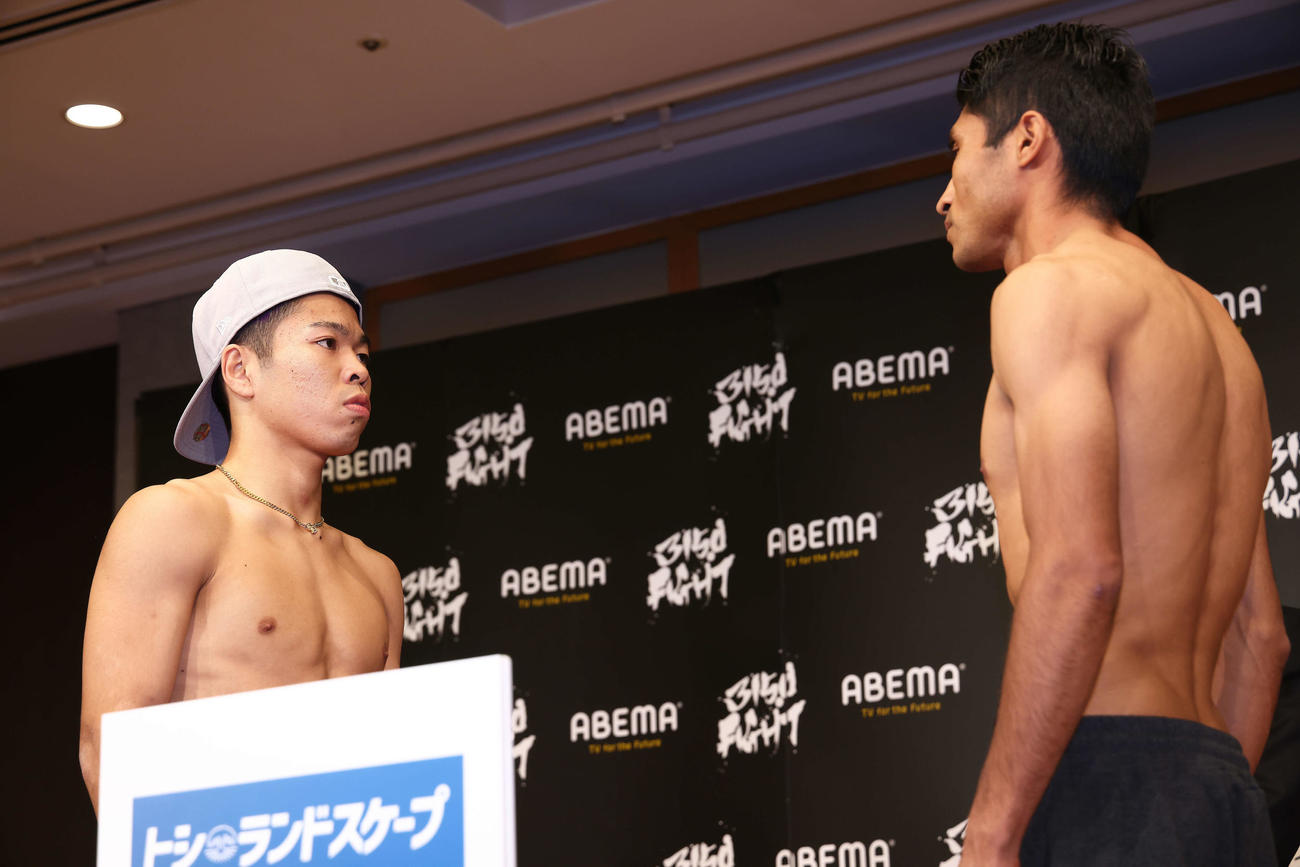 前日計量をパスしフェイスオフする花田颯（左）とレネ・ビビアーノ（撮影・河田真司）