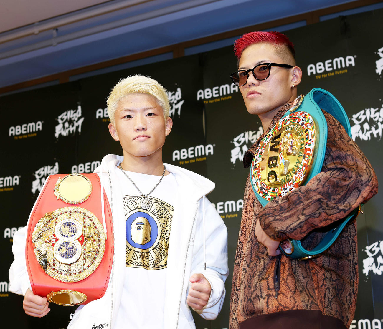 前日計量と会見を終え、写真に納まる重岡優大（右）と弟の銀次朗（撮影・河田真司）