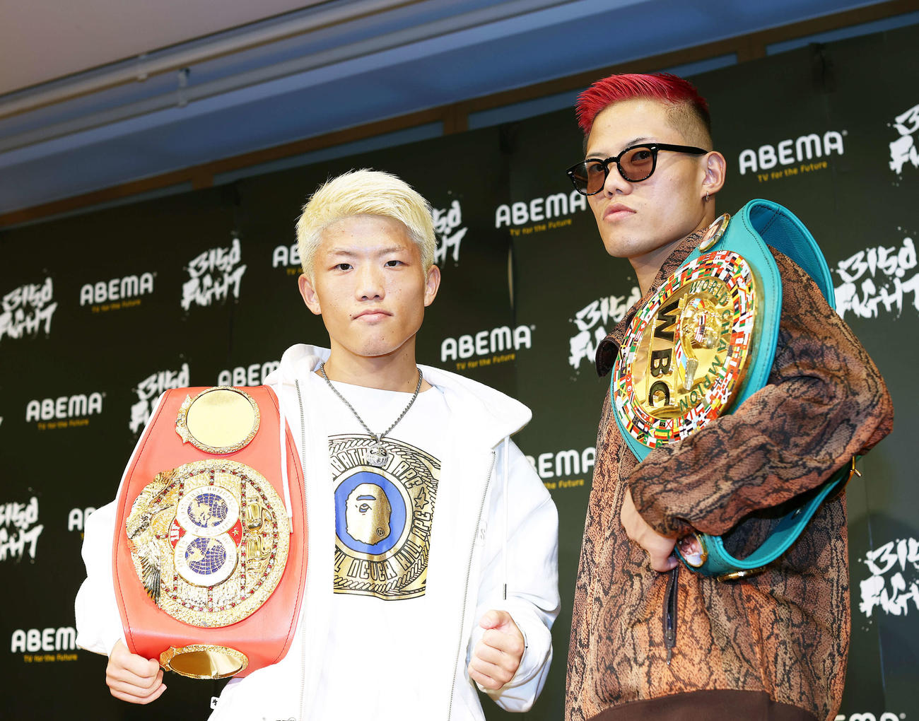前日計量と会見を終え、写真に納まる重岡優大（右）と弟の銀次朗（撮影・河田真司）