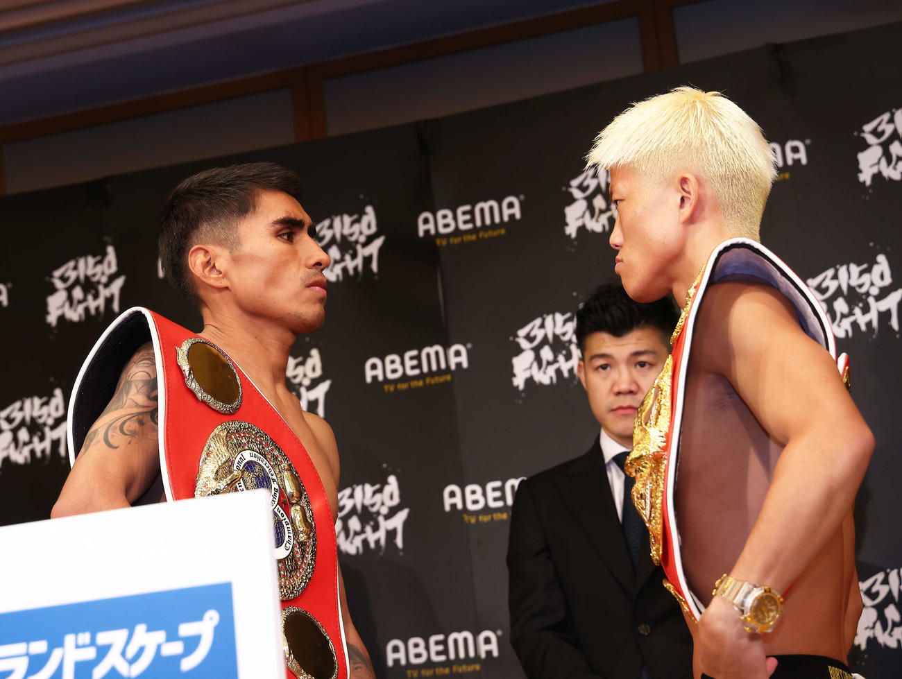 フェイスオフするダニエル・バラダレス（左）と重岡銀（撮影・河田真司）