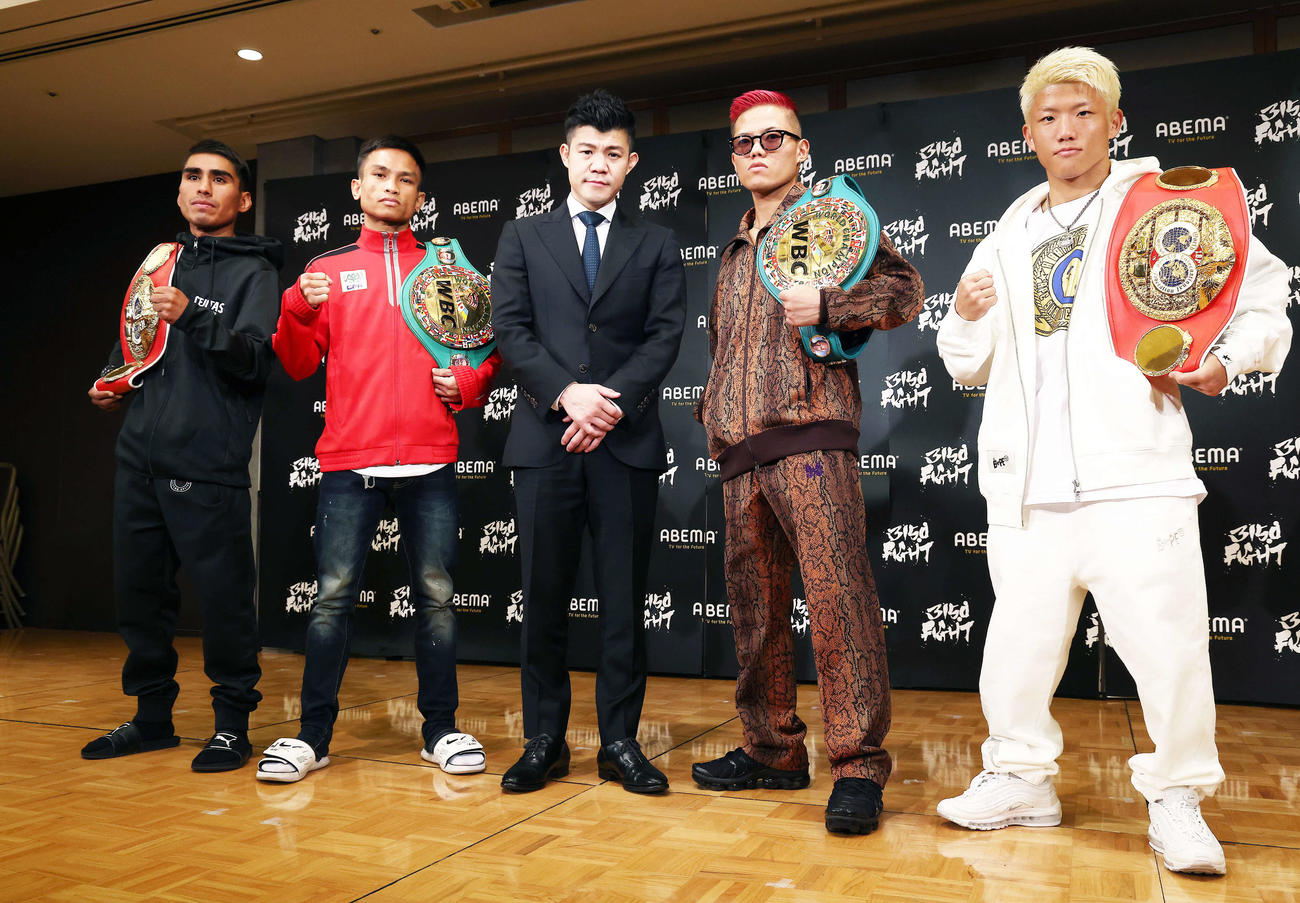 前日会見を終え、亀田興毅（中央）を挟み写真に納まる、左からダニエル・バラダレス、パンヤ・プラダブスリ、1人おいて重岡優大、弟の銀次朗（撮影・河田真司）