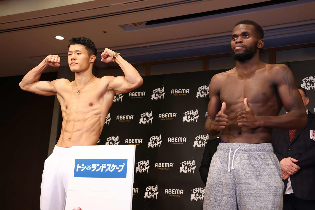 前日計量を終え写真に納まる亀田和毅（左）とレラト・ドラミニ（撮影・河田真司）