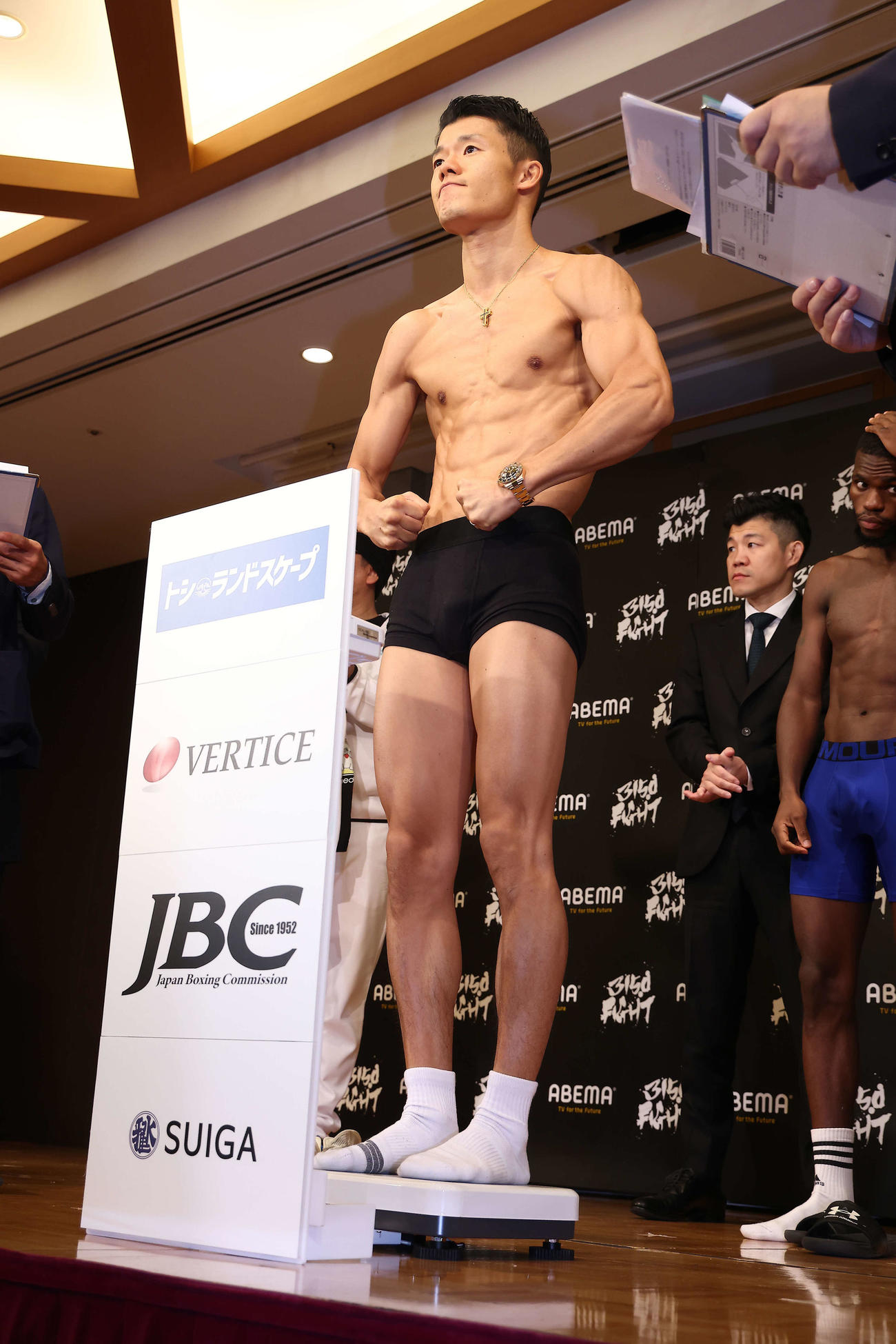 前日計量に臨む亀田和毅（撮影・河田真司）