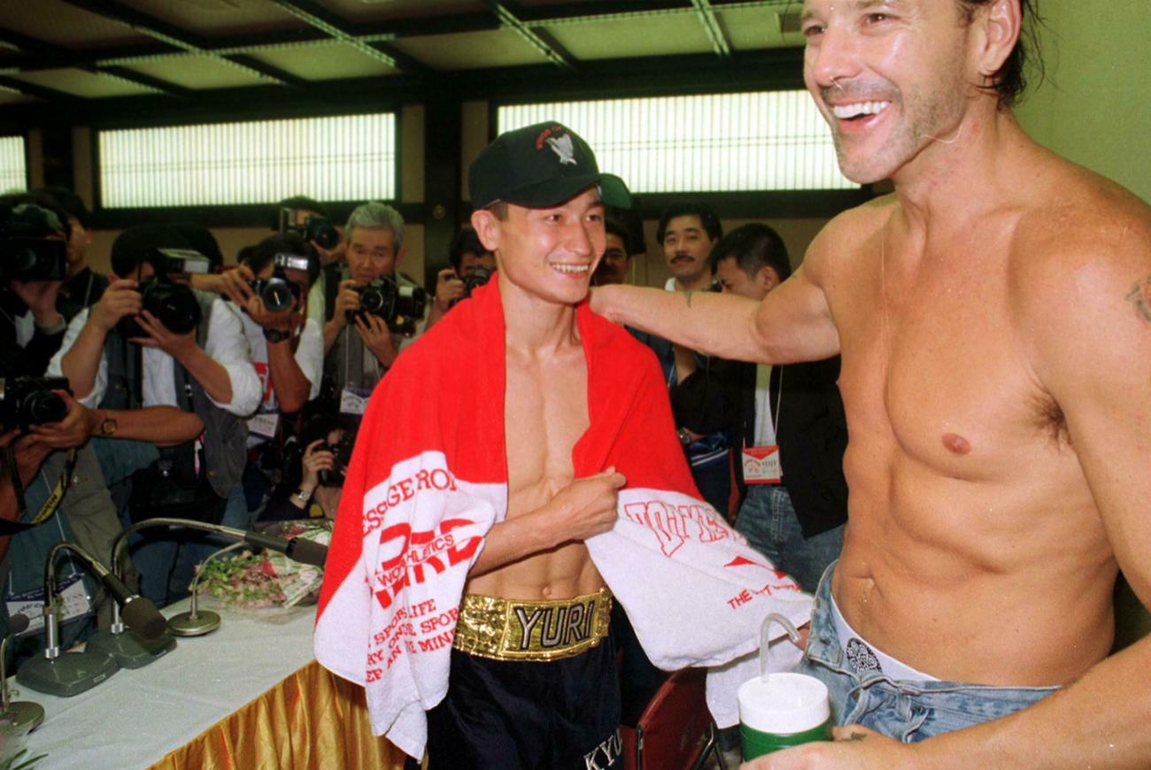 試合後の合同記者会見でメインイベントで勝利をおさめたミッキー・ローク（右）と健闘を称えあう勇利・アルバチャコフ（1992年6月23日撮影）