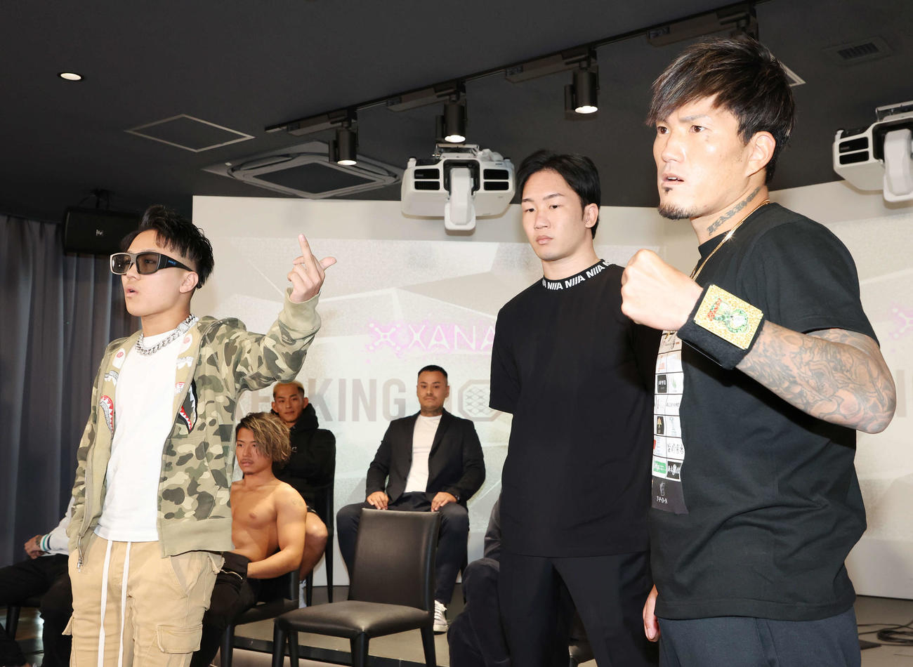 ポーズを決めるレオ（左）とシェンロン（撮影・宮地輝）