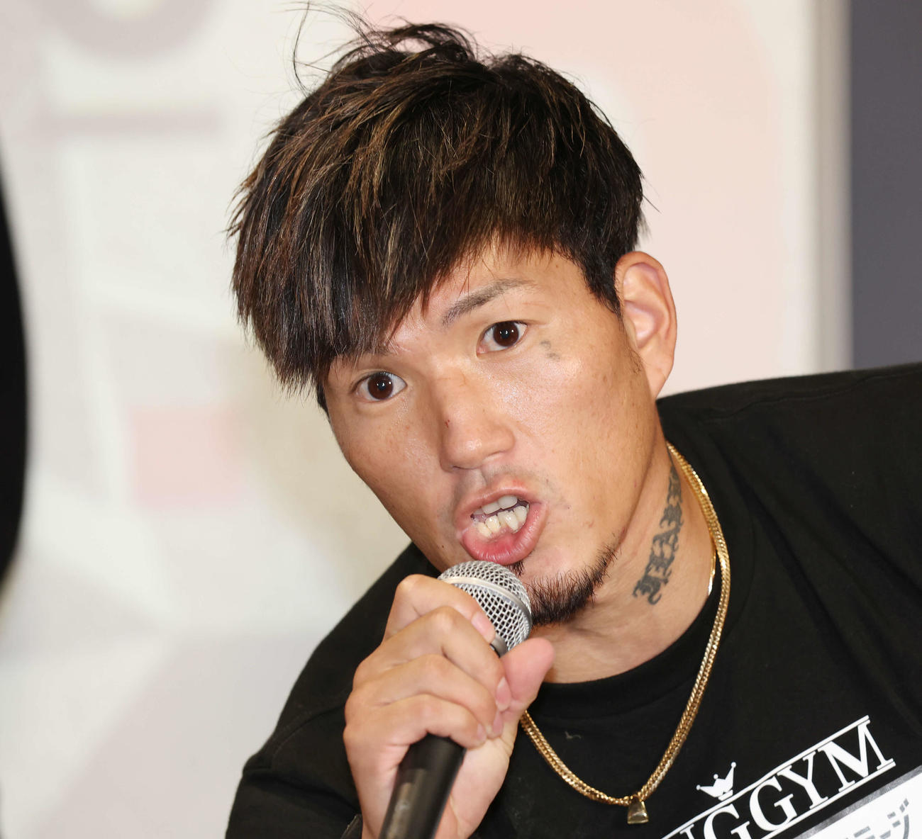 記者会見で挑発するシェンロン（撮影・宮地輝）