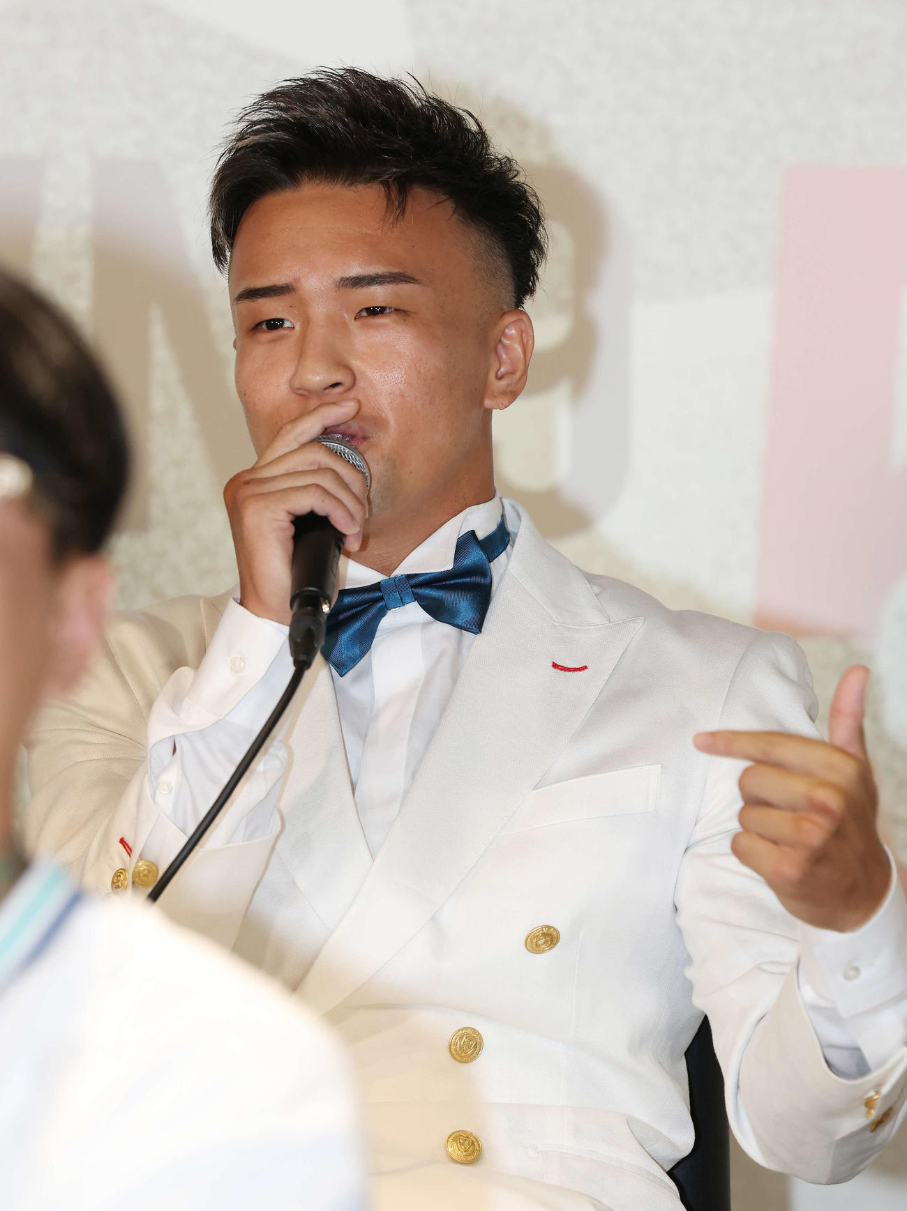 記者会見で挑発するとしぞう（撮影・宮地輝）