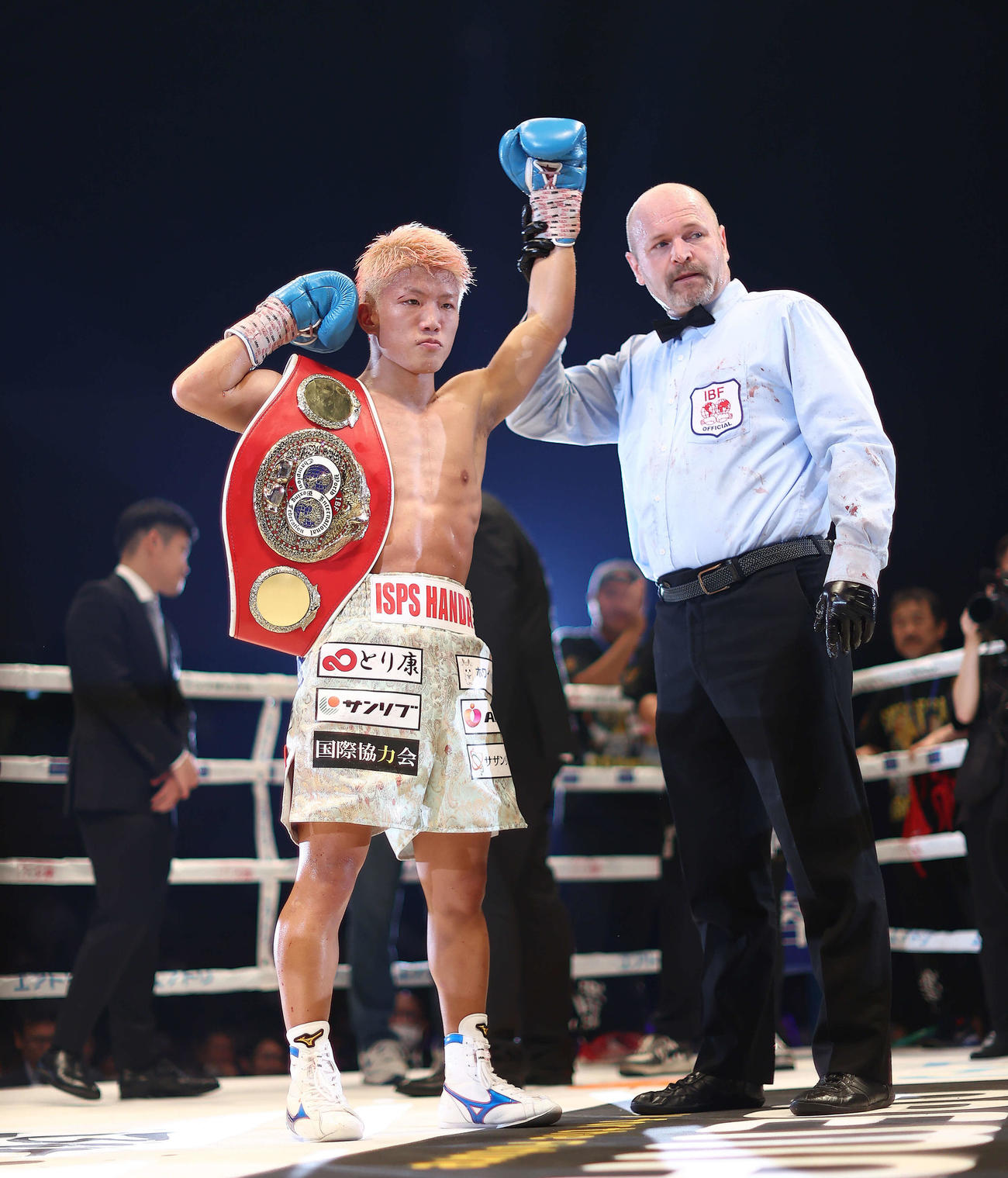 ダニエル・バラダレスにTKO勝利する重岡銀次朗（撮影・河田真司）