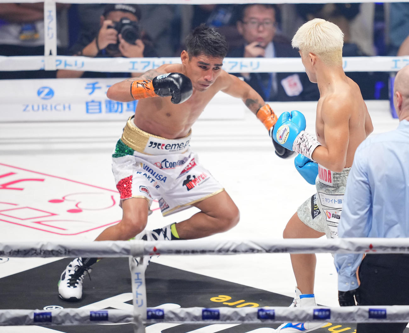 重岡銀次朗対ダニエル・バラダレス　1回、ダウンを奪う重岡銀（右）（撮影・垰建太）