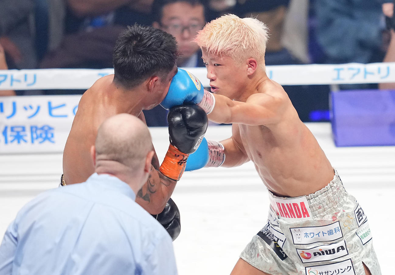 重岡銀次朗対ダニエル・バラダレス　2回、バラダレス（左）を攻める重岡銀（撮影・垰建太）