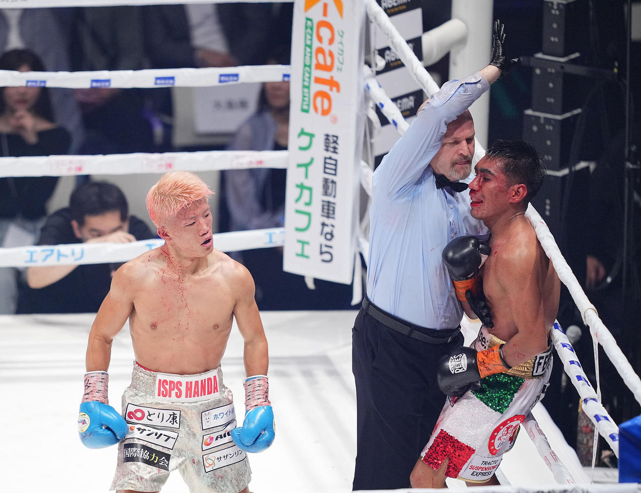 重岡銀次朗対ダニエル・バラダレス　5回、バラダレス（右）にTKO勝ちする重岡銀（撮影・垰建太）