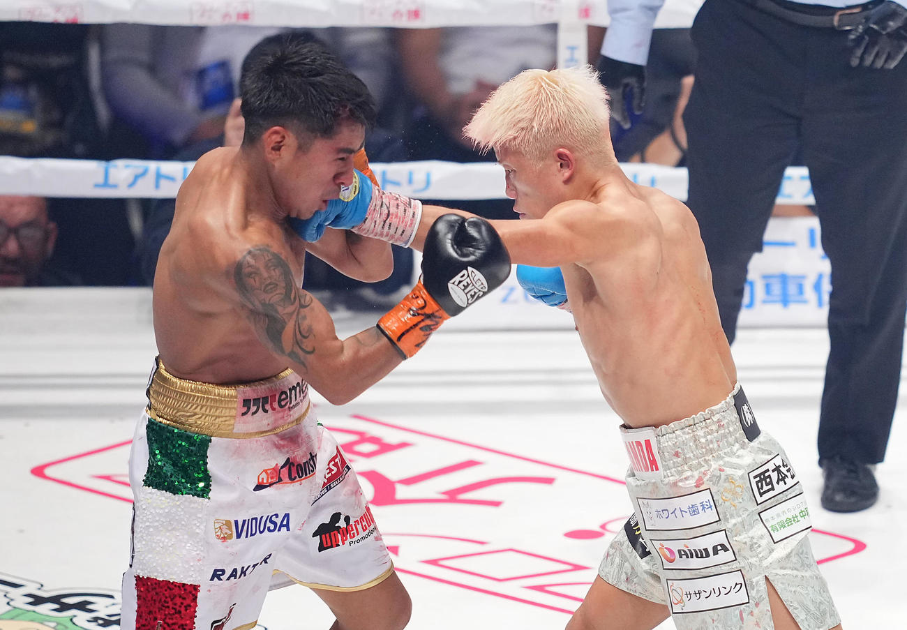 重岡銀次朗対ダニエル・バラダレス　2回、バラダレス（左）を攻める重岡銀（撮影・垰建太）