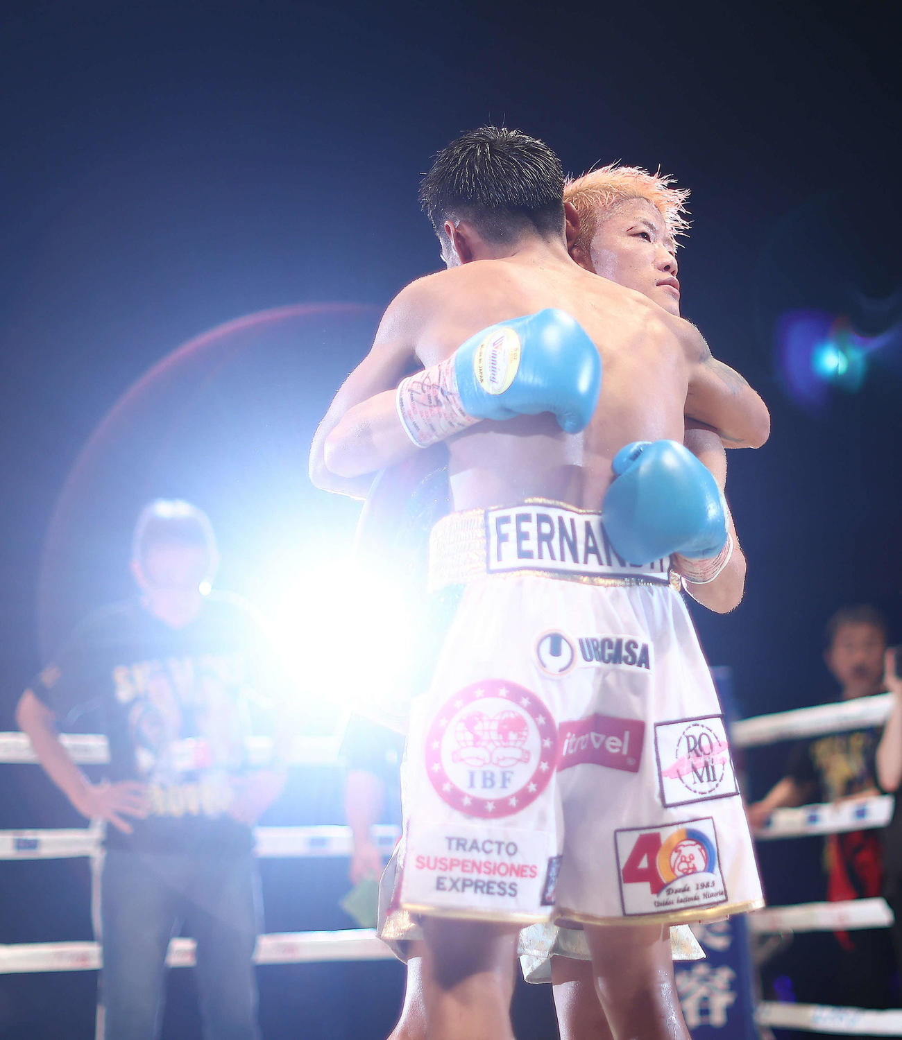 ダニエル・バラダレス（手前）にTKO勝利する重岡銀次朗（撮影・河田真司）