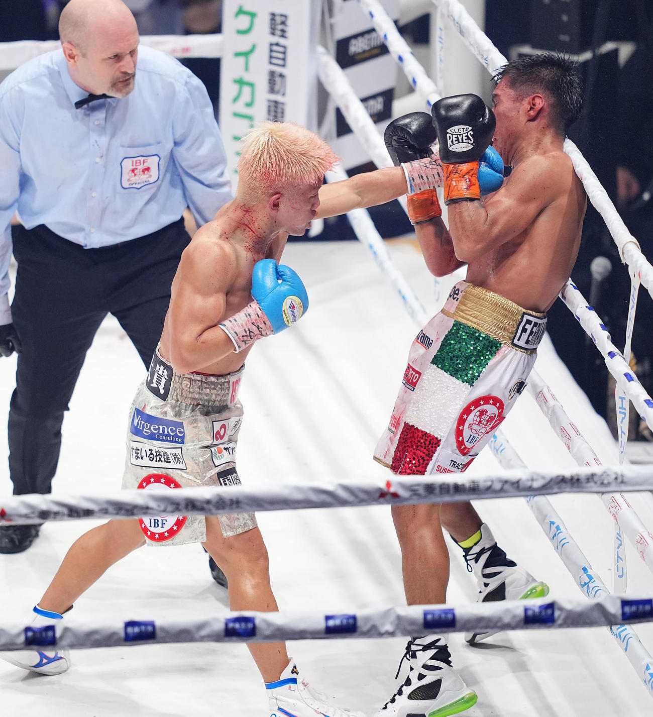 重岡銀次朗対ダニエル・バラダレス　5回、バラダレス（右）にラッシュをかける重岡銀（撮影・垰建太）