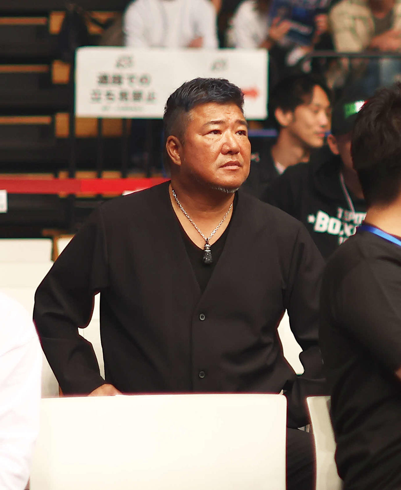 試合を観戦する亀田史郎（撮影・河田真司）