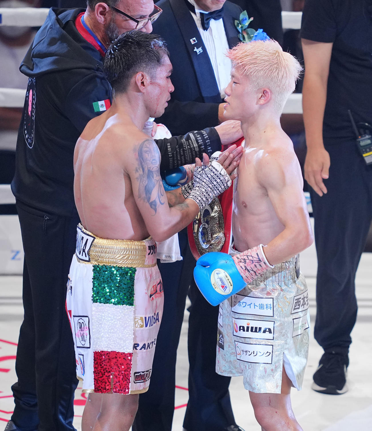 重岡銀次朗対ダニエル・バラダレス　試合後、健闘をたたえ合うバラダレス（左）と重岡銀（撮影・垰建太）