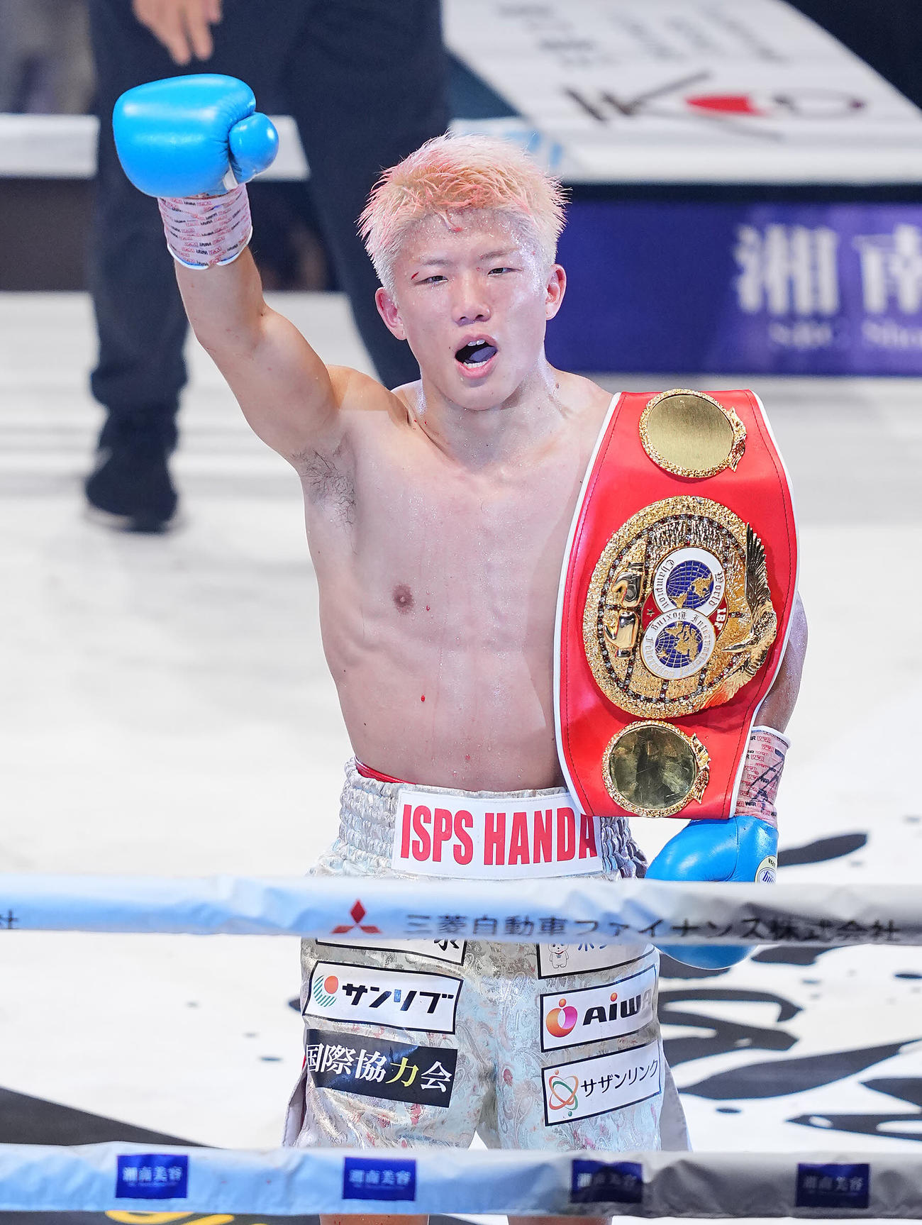 5回、バラダレスにKO勝ちしベルトを肩にファンの声援に応える重岡銀（撮影・垰建太）