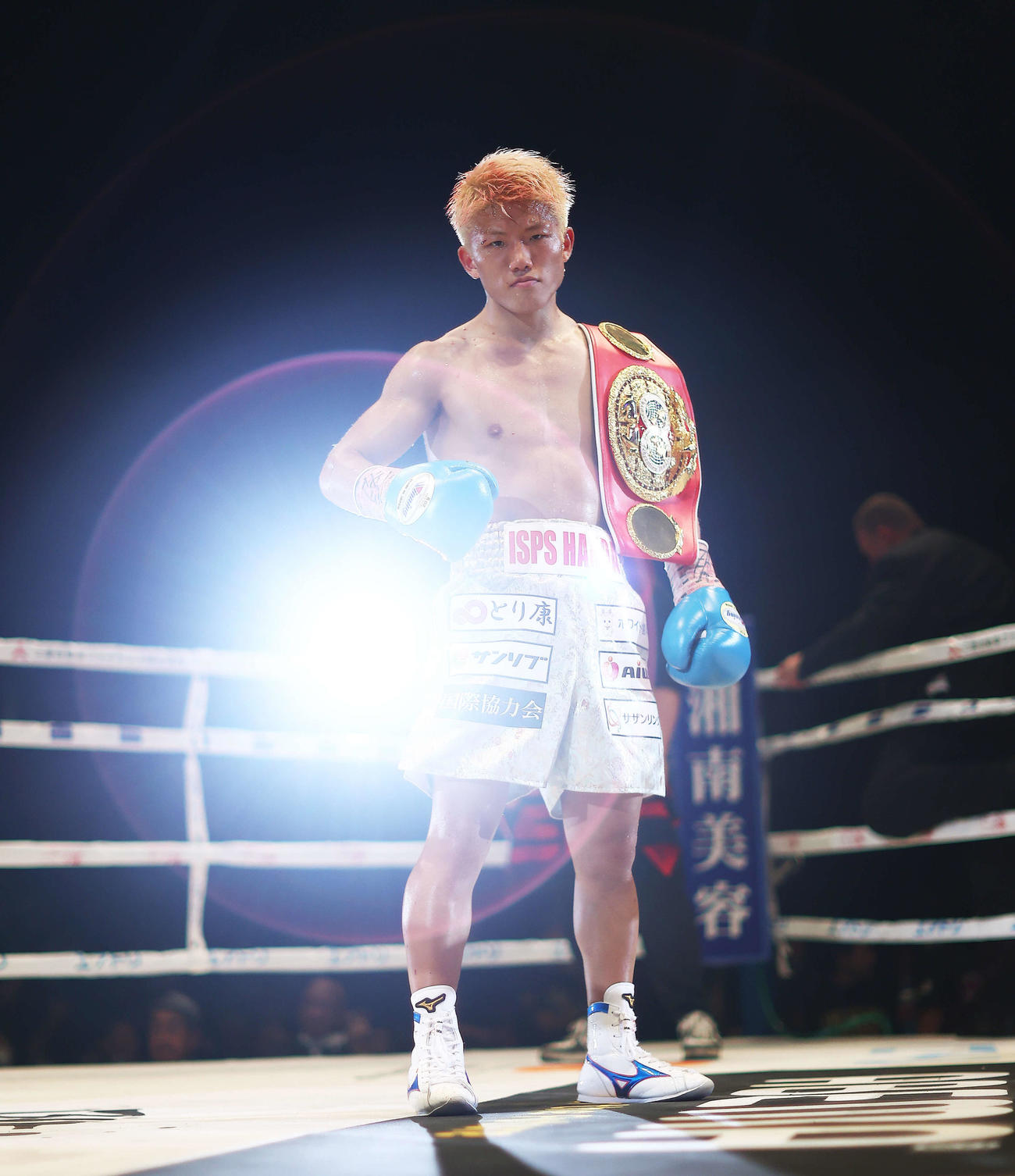 ダニエル・バラダレスにTKO勝利する重岡銀次朗（撮影・河田真司）