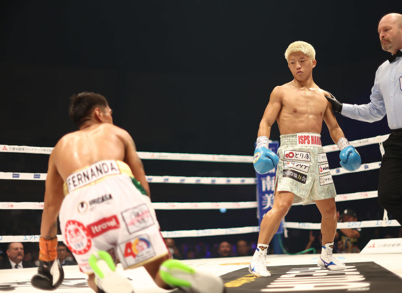 1回、ダニエル・バラダレス（左）からダウンを奪う重岡銀次朗（撮影・河田真司）