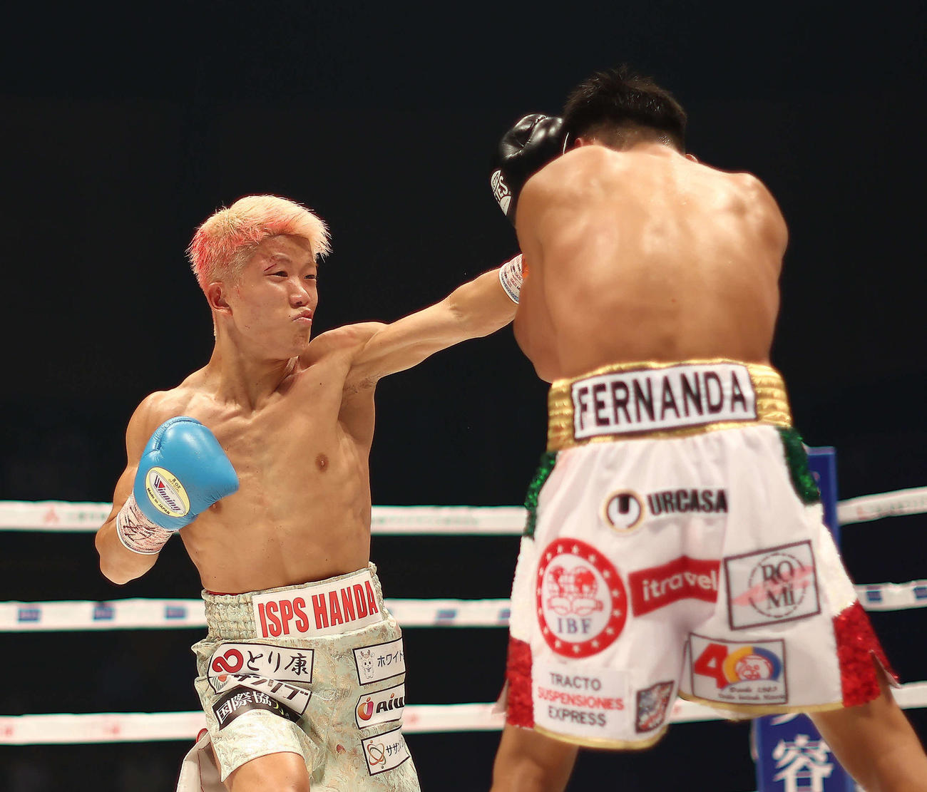2回、ダニエル・バラダレス（右）を攻める重岡銀次朗（撮影・河田真司）