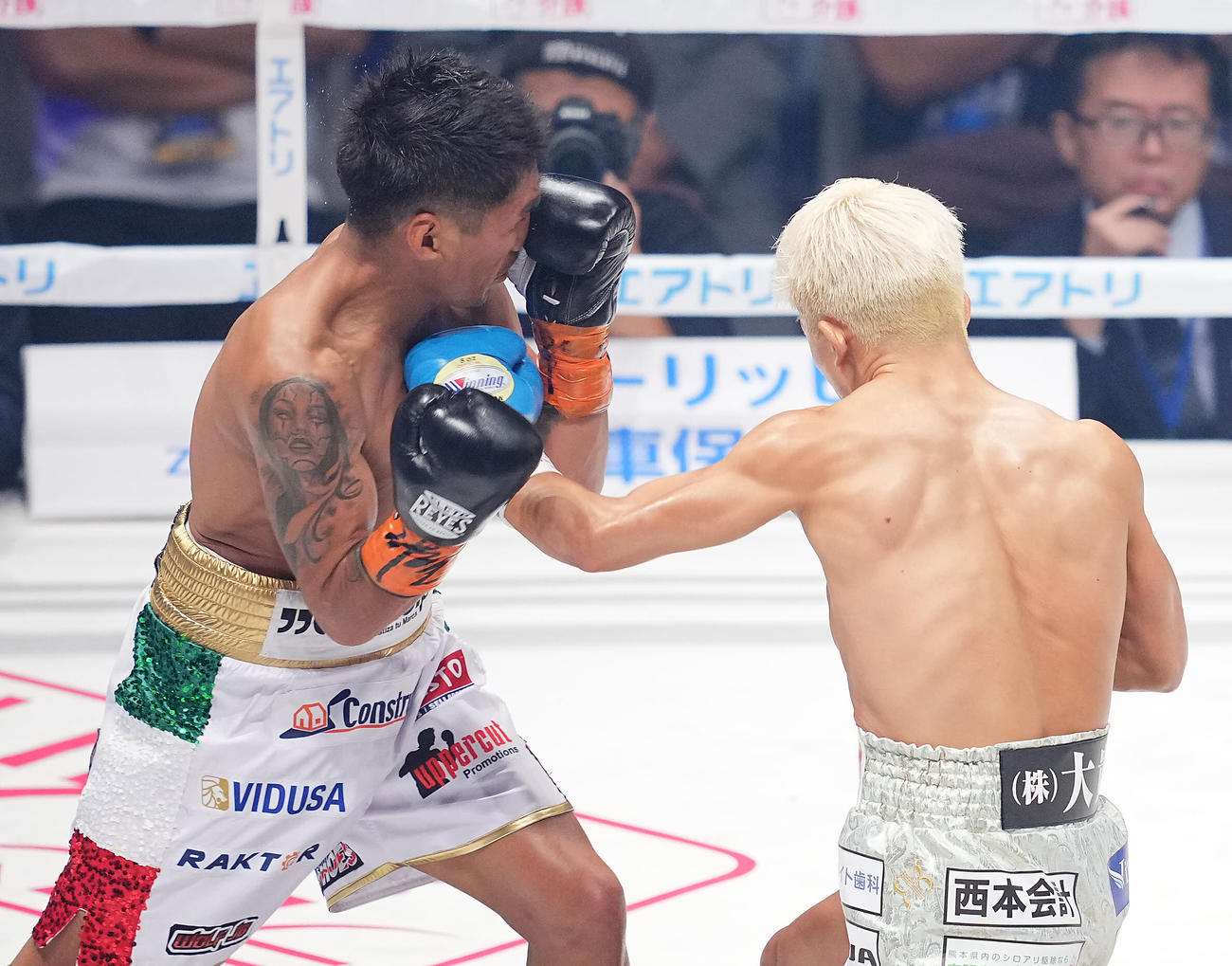 重岡銀次朗対ダニエル・バラダレス　1回、ダウンを奪う重岡銀（右）（撮影・垰建太）
