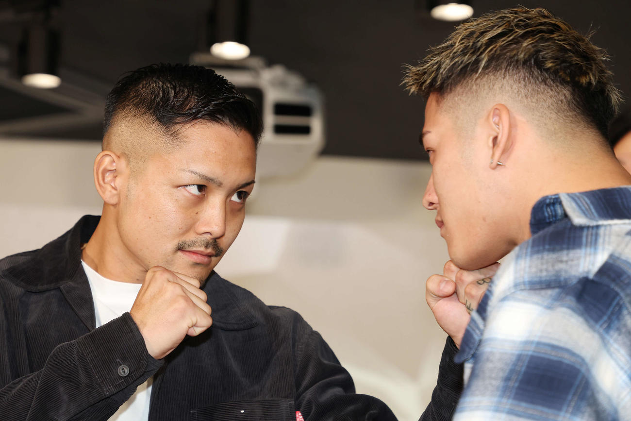 前日会見で虎之介（右）とフェイスオフする尾田優也（撮影・宮地輝）