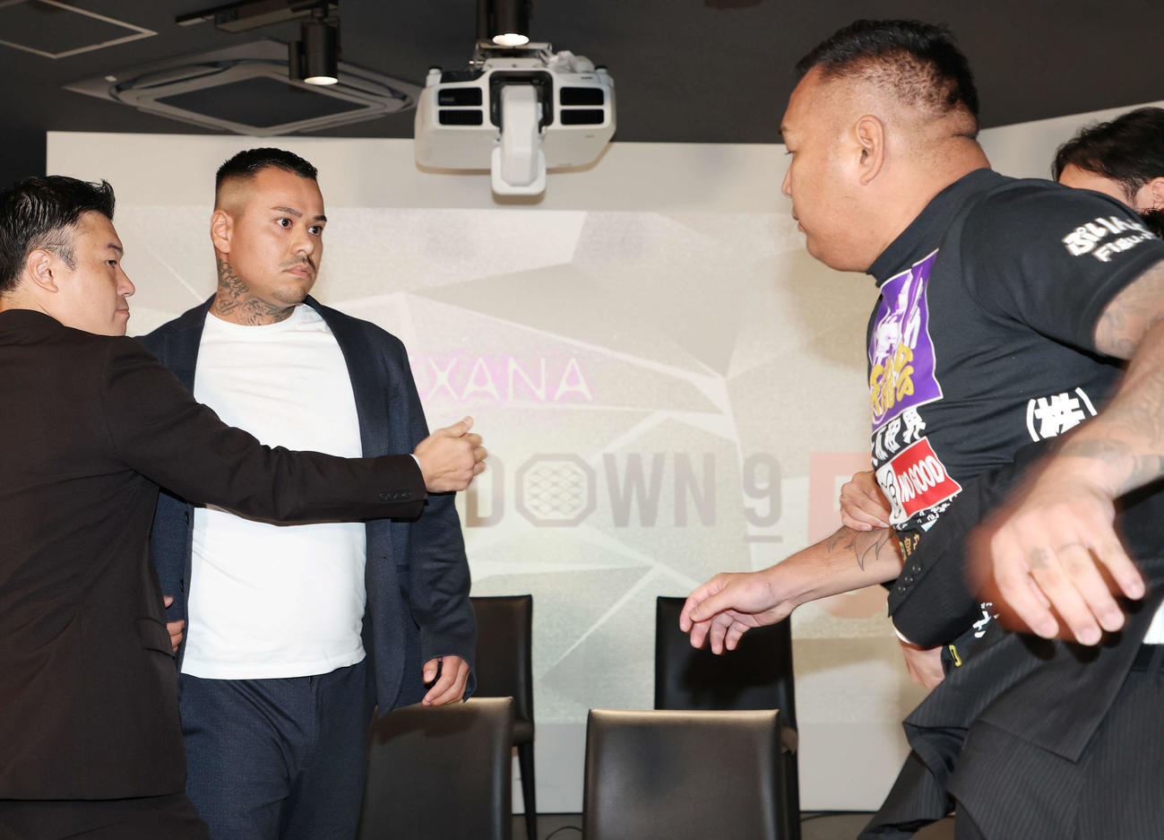 前日会見でやり合うアンドレ（左）と爆音那智（撮影・宮地輝）