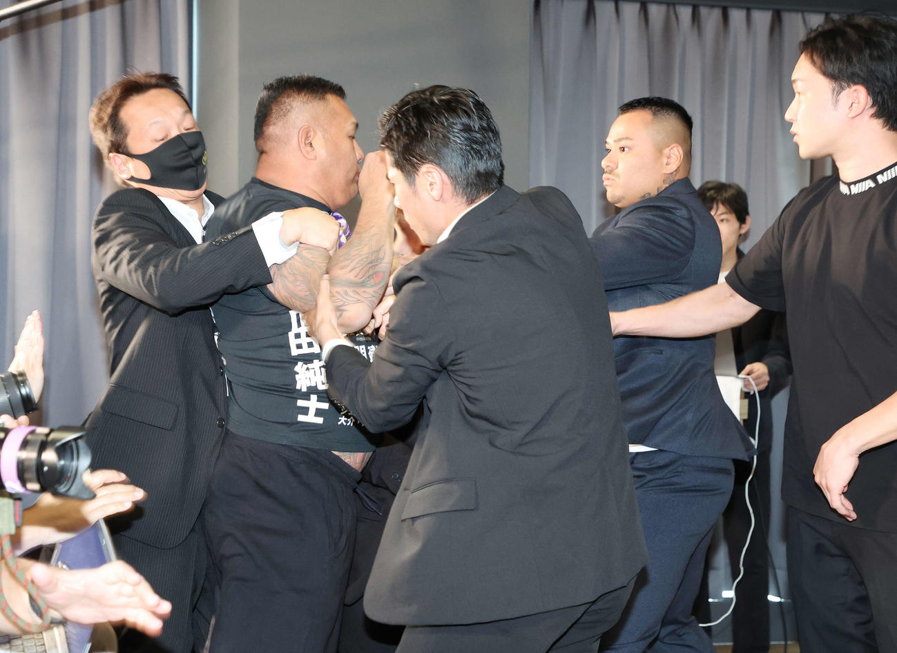 前日会見でやり合う爆音那智（左）とアンドレ（撮影・宮地輝）