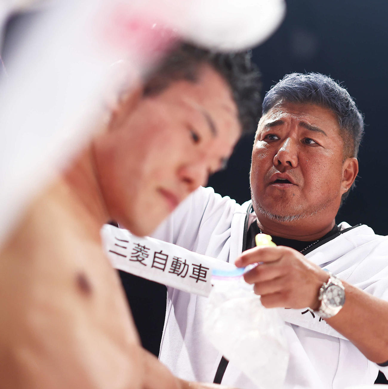 亀田和（手前）のセコンドに入った父の史郎トレーナー（撮影・河田真司）