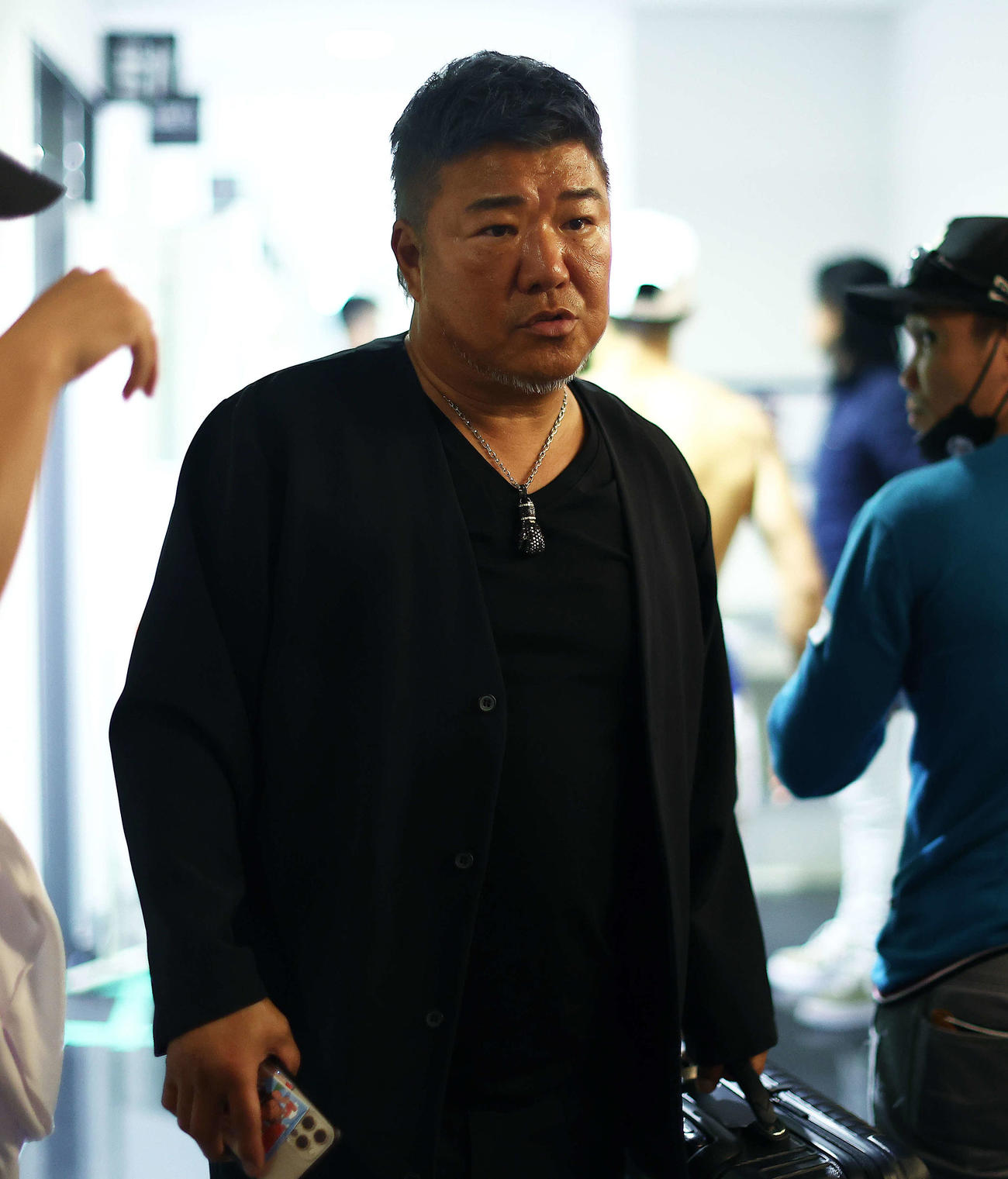 試合を終え移動する亀田史郎トレーナー（撮影・河田真司）