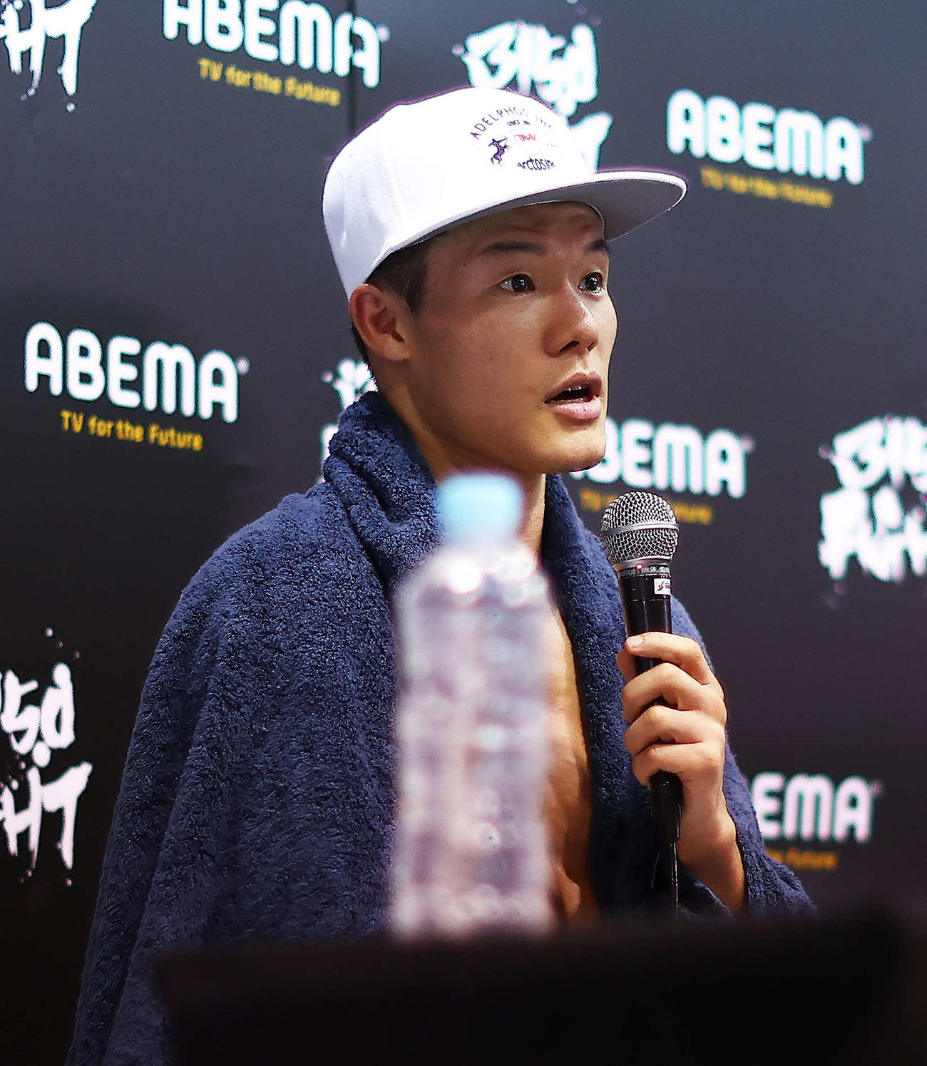試合後、記者の質問に答える亀田和毅（撮影・河田真司）