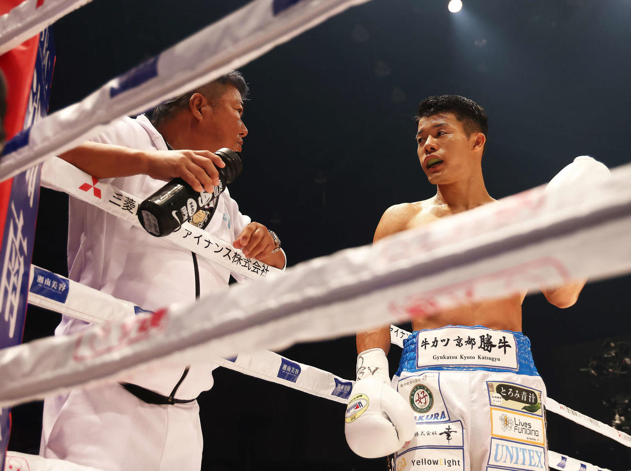 セコンドに入る父の史郎トレーナー（左）と言葉を交わす亀田和毅（撮影・河田真司）