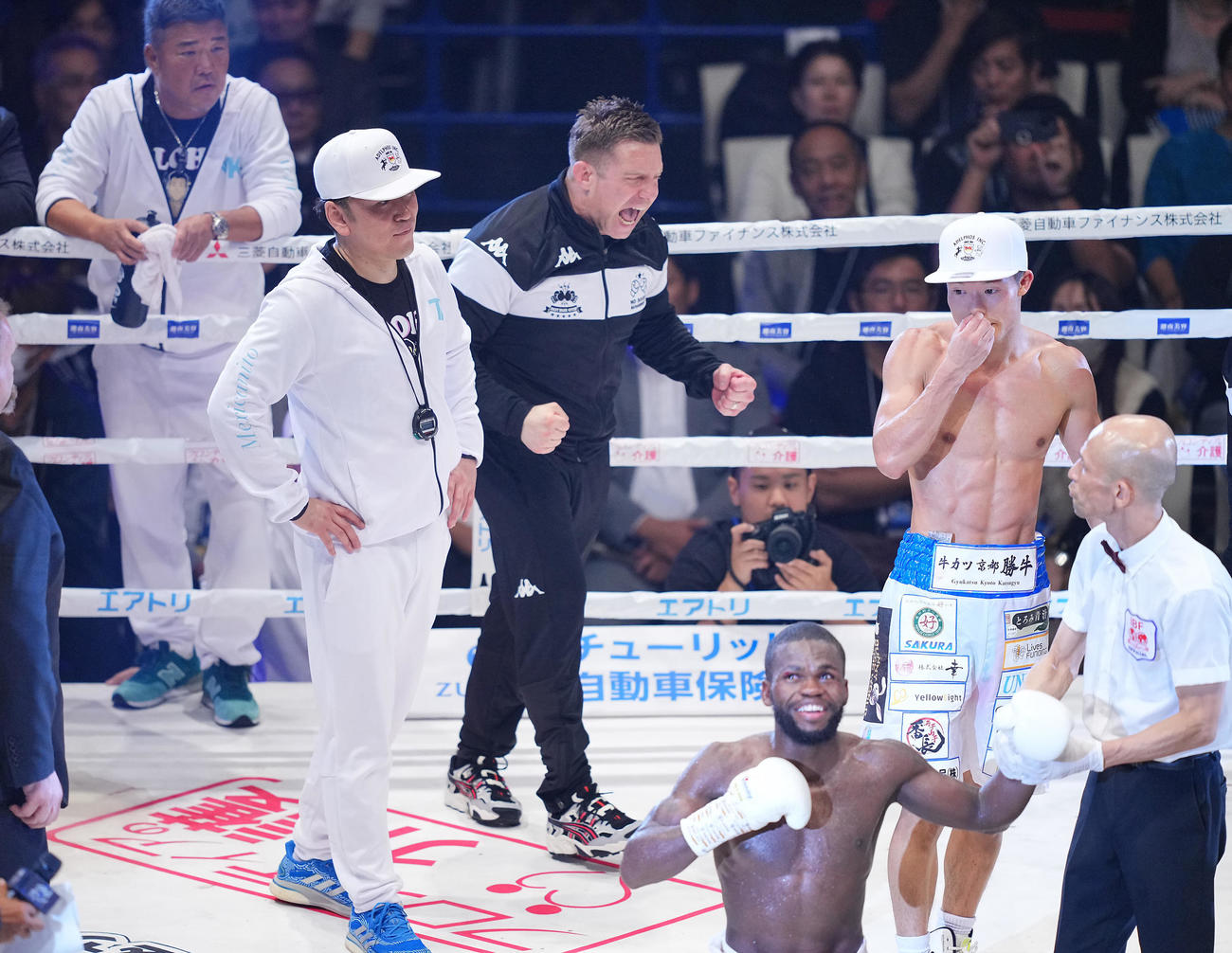 亀田和毅対レラド・ドラミニ　判定で敗れさえない表情の亀田和（右）、父の史郎トレーナー（左端）ら（撮影・垰建太）