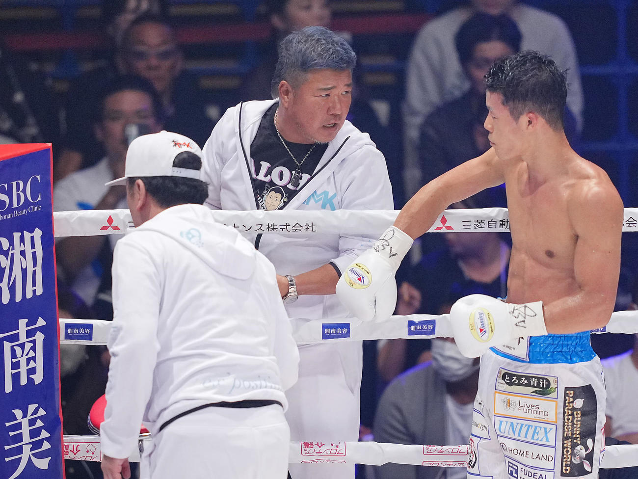 亀田和毅対レラド・ドラミニ　インターバル中に亀田和（右）に指示を出す父の史郎トレーナー（撮影・垰建太）