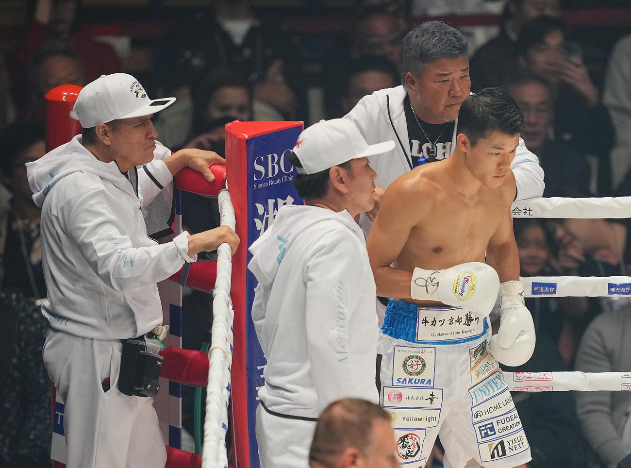 亀田和毅対レラド・ドラミニ　リングインした亀田和（右）。後方は父の史郎トレーナー（撮影・垰建太）