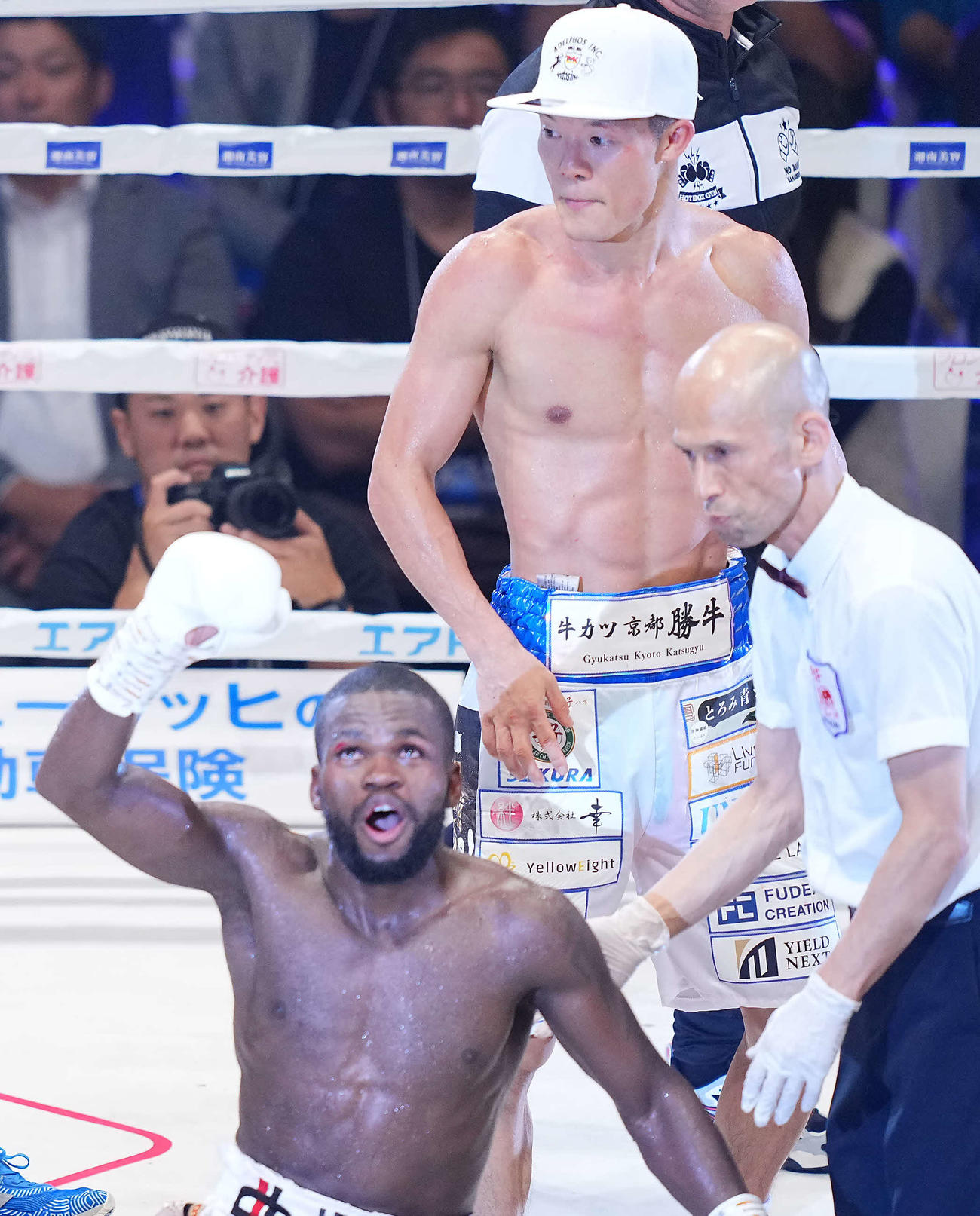 ドラミニ（手前）に判定で敗れ、さえない表情の亀田和（撮影・垰建太）