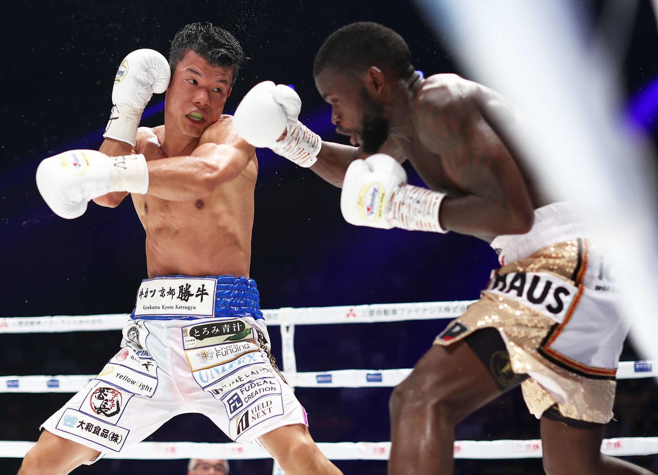 10回、亀田和毅（左）はレラト・ドラミニを激しく攻める（撮影・河田真司）