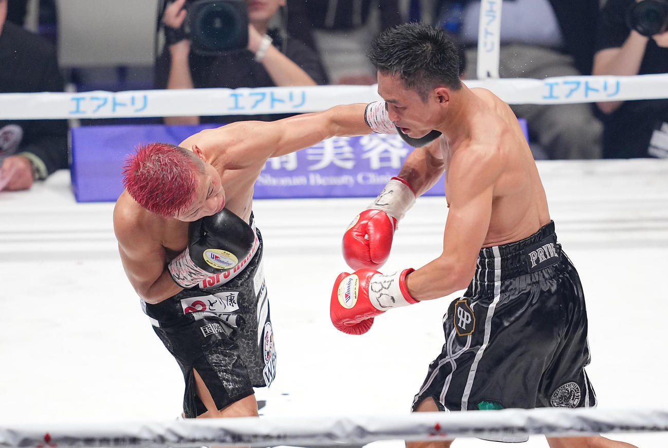 7回、プラダブシー（右）の顔面をとらえる重岡優（撮影・垰建太）