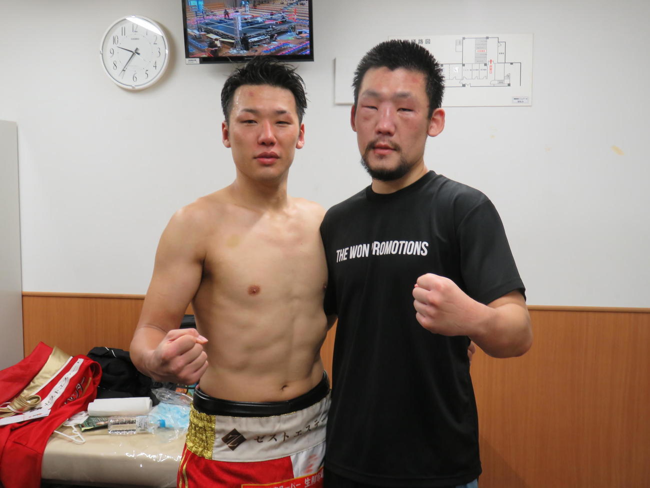 東洋太平洋ミドル級王座決定戦を制した同級3位竹迫司登（左）と敗れた同級10位マウーヒョン（韓国）