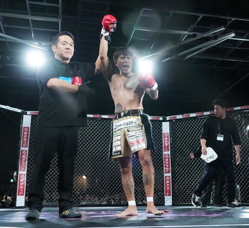 レオに勝利し、勝ち名乗りを受けるシェンロン（撮影・菅敏）