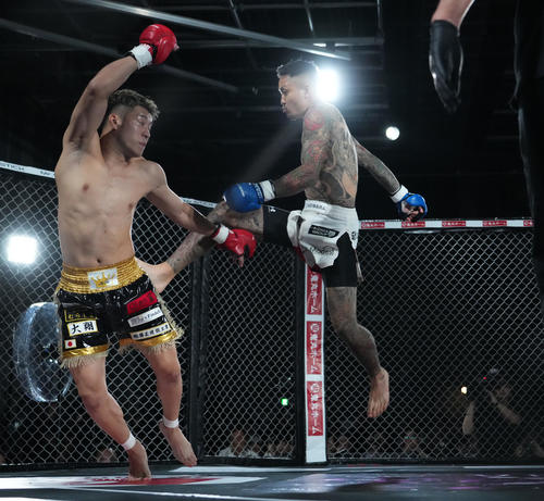 虎之介（左）にキックを放つ尾田優也（撮影・菅敏）