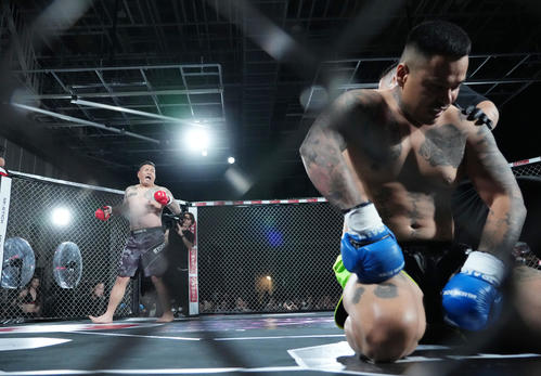 アンドレ（右）に勝利し雄たけびを上げる爆音那智（撮影・菅敏）