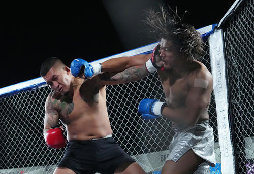 森（左）にパンチの連打を浴びせる井上力斗（撮影・菅敏）